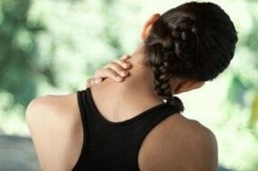 Dziewczyna martwi się objawami osteochondrozy szyjki macicy